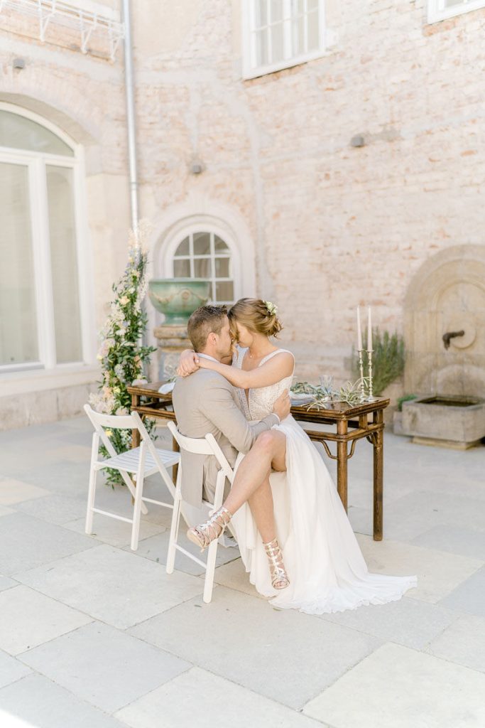 DeniseKerstin Wien Hochzeitsfotograf Schloss Schönau heiraten schlosshochzeit hochzeitslocation-wien hochzeitslocation niederösterreich Schloss heiraten am See Teich Brauttisch Hochzeitsbogen Florist Naturwerk