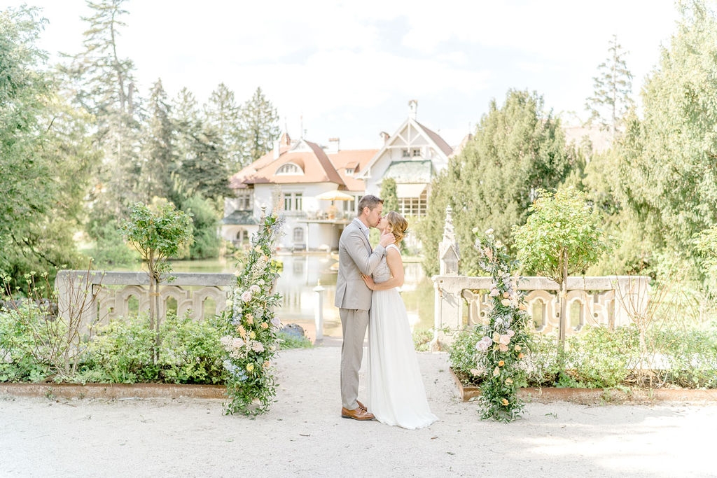 DeniseKerstin Wien Hochzeitsfotograf Schloss Schönau heiraten schlosshochzeit hochzeitslocation-wien hochzeitslocation niederösterreich Schloss heiraten am See Teich Brauttisch Hochzeitsbogen Florist Naturwerk