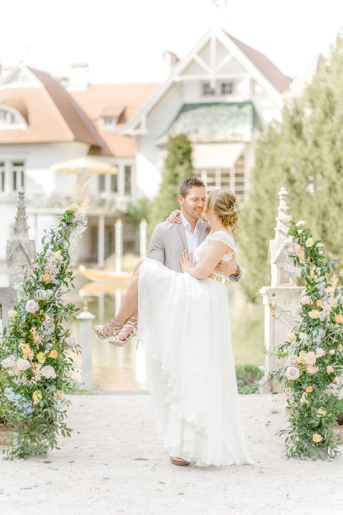 DeniseKerstin Wien Hochzeitsfotograf Schloss Schönau heiraten schlosshochzeit hochzeitslocation-wien hochzeitslocation niederösterreich Schloss heiraten am See Teich Brauttisch Hochzeitsbogen Florist Naturwerk