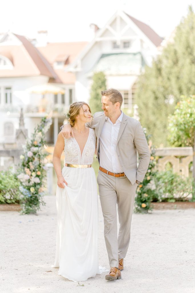 DeniseKerstin Wien Hochzeitsfotograf Schloss Schönau heiraten schlosshochzeit hochzeitslocation-wien hochzeitslocation niederösterreich Schloss heiraten am See Teich Brauttisch Hochzeitsbogen Florist Naturwerk