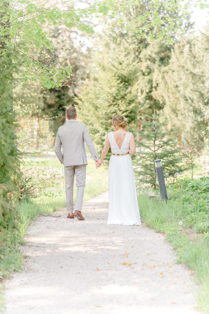 DeniseKerstin Wien Hochzeitsfotograf Schloss Schönau heiraten schlosshochzeit hochzeitslocation-wien hochzeitslocation niederösterreich Schloss heiraten am See Teich Brauttisch Hochzeitsbogen Florist Naturwerk