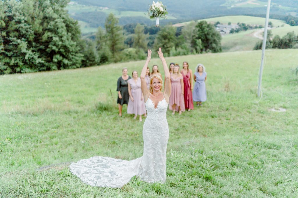 Berghochzeit heiraten st.pölten im freien heiraten outdoorhocht outdoorwedding Wienhochzeit Gartenhochzeit Wien Ötscher Tradition Brautstrauß werfen