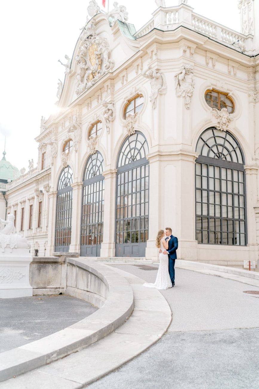 Schloss Belvedere heiraten Hochzeit Schlosshochzeit Fine-Art Hochzeit Wien elegante Hochzeit enges Brautkleid Paarfotos Brautpaarfotos