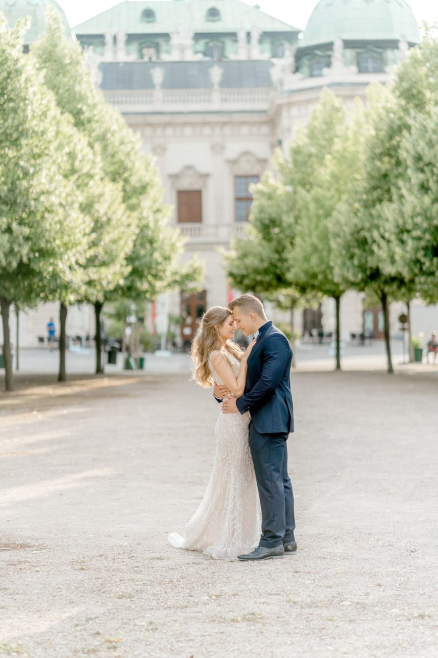 Schloss Belvedere heiraten Hochzeit Schlosshochzeit Fine-Art Hochzeit Wien elegante Hochzeit enges Brautkleid Paarfotos Brautpaarfotos