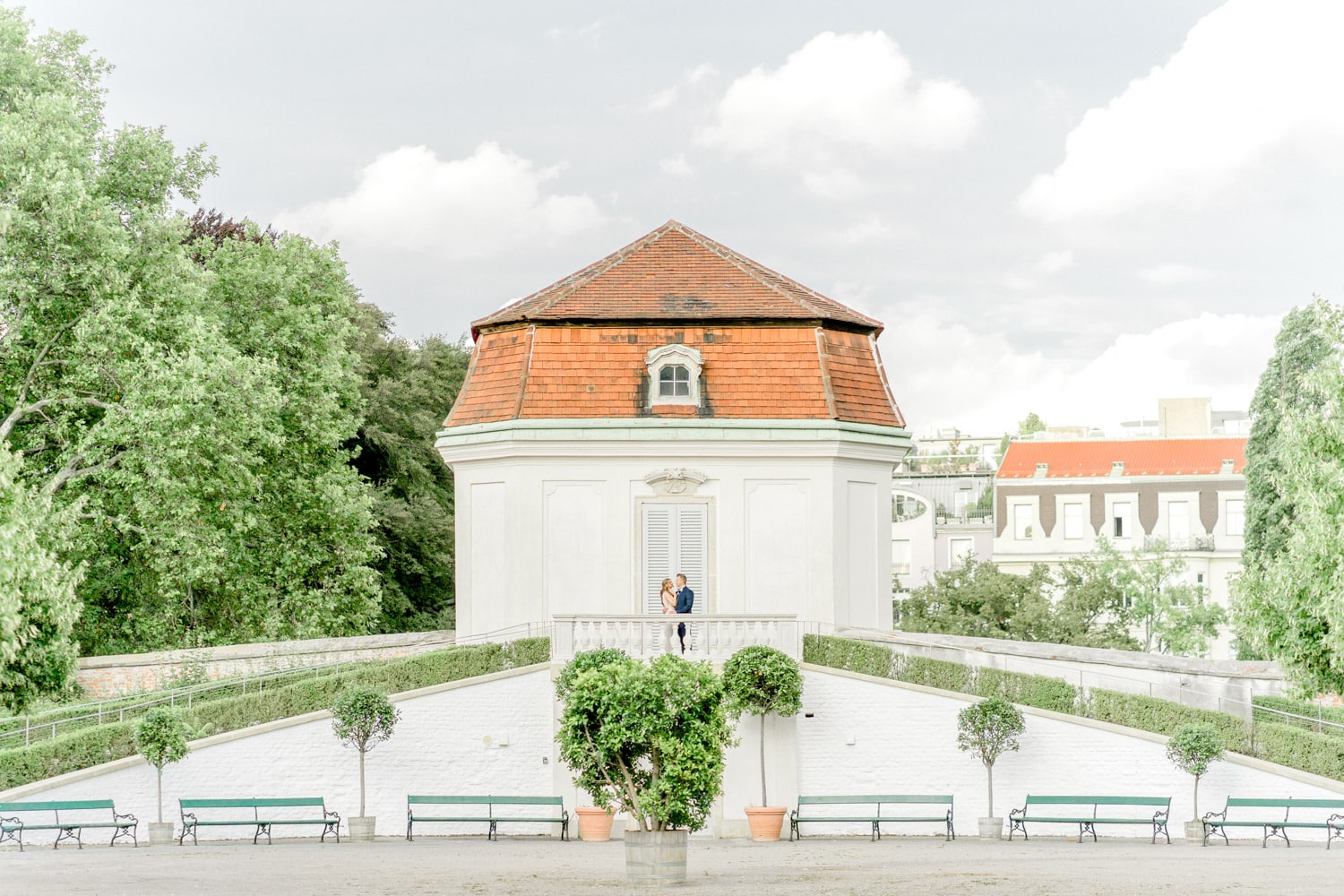 Schloss Belvedere heiraten Hochzeit Schlosshochzeit Fine-Art Hochzeit Wien elegante Hochzeit enges Brautkleid Paarfotos Brautpaarfotos