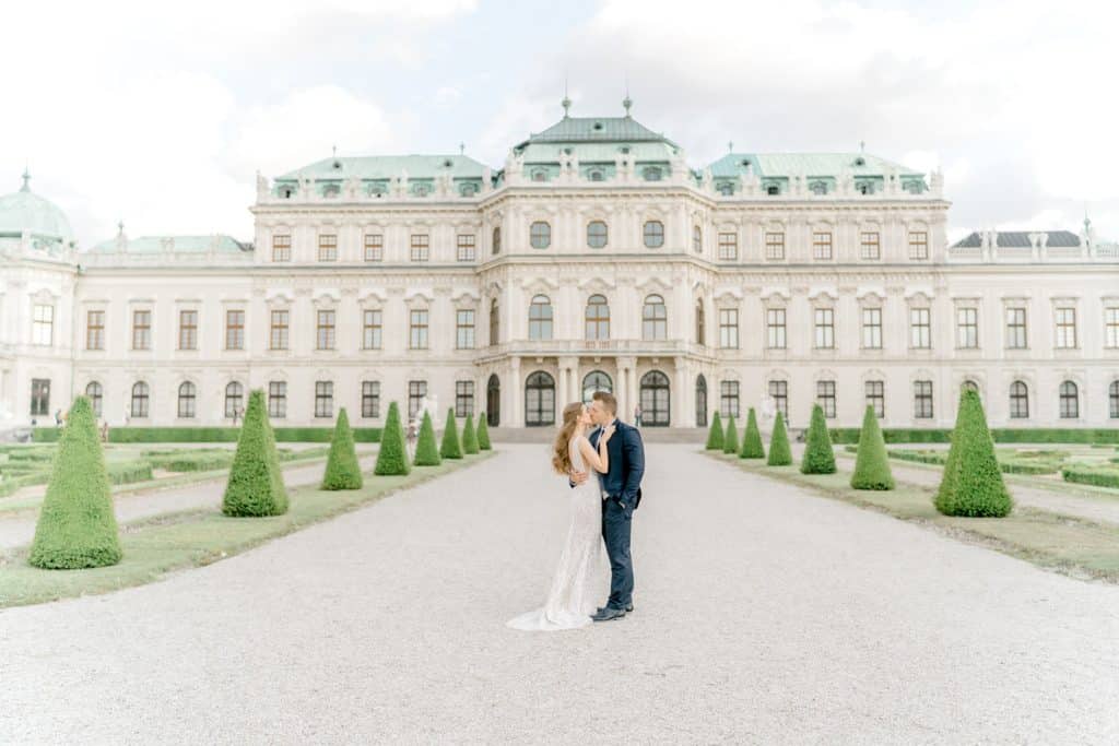 Schloss Belvedere heiraten Hochzeit Schlosshochzeit Fine-Art Hochzeit Wien elegante Hochzeit enges Brautkleid Paarfotos Brautpaarfotos