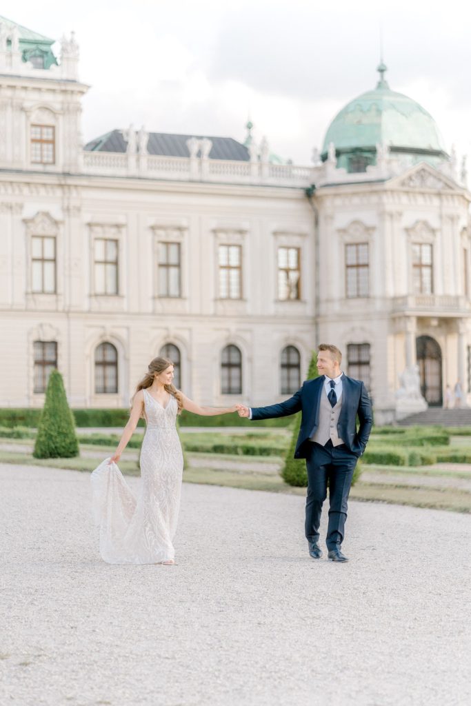 Schloss Belvedere heiraten Hochzeit Schlosshochzeit Fine-Art Hochzeit Wien elegante Hochzeit enges Brautkleid Paarfotos Brautpaarfotos