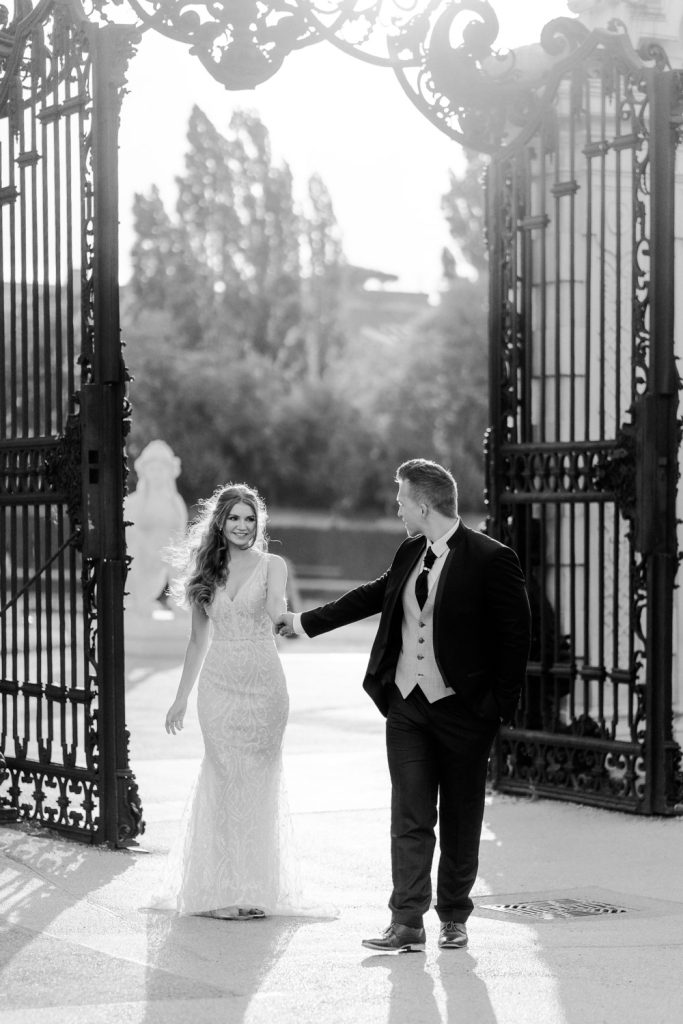 Schloss Belvedere heiraten Hochzeit Schlosshochzeit Fine-Art Hochzeit Wien elegante Hochzeit enges Brautkleid Paarfotos Brautpaarfotos