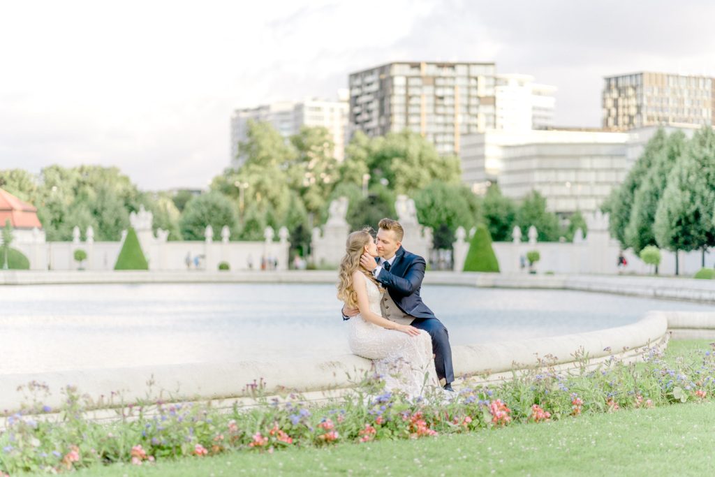 Schloss Belvedere heiraten Hochzeit Schlosshochzeit Fine-Art Hochzeit Wien elegante Hochzeit enges Brautkleid Paarfotos Brautpaarfotos