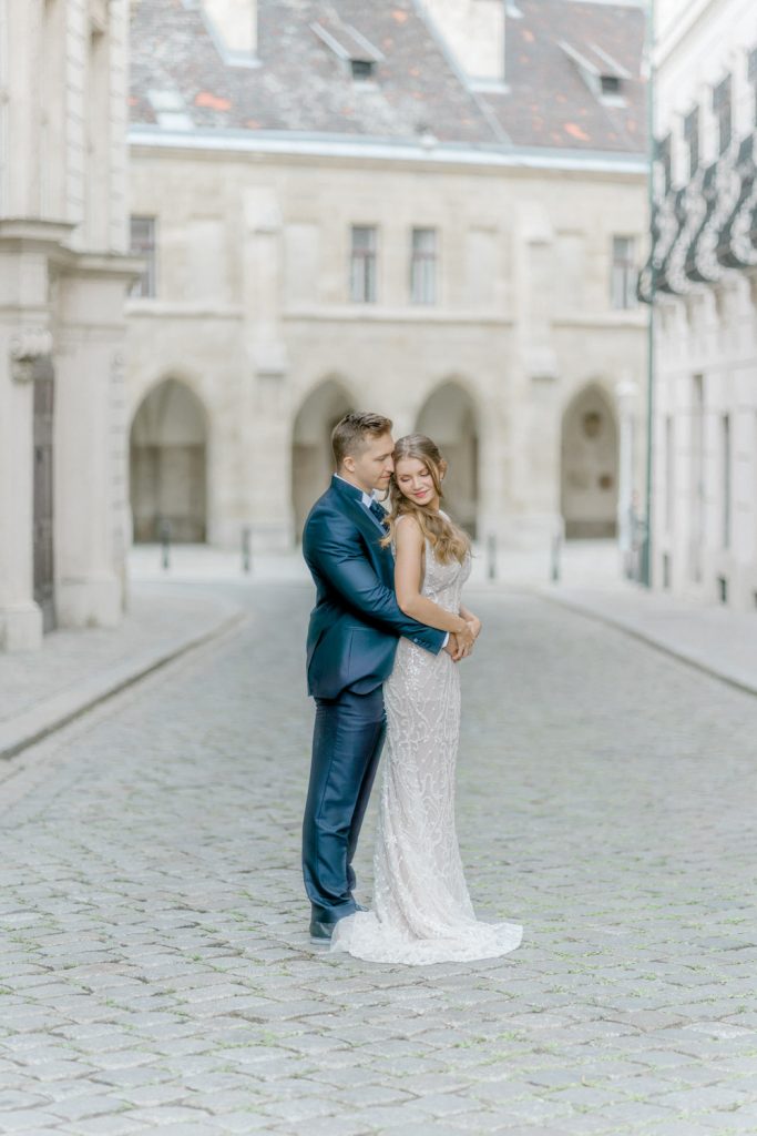 Schloss Belvedere heiraten Hochzeit Schlosshochzeit Fine-Art Hochzeit Wien elegante Hochzeit enges Brautkleid Paarfotos Brautpaarfotos