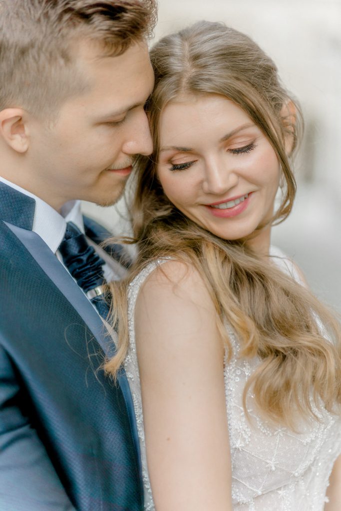 Schloss Belvedere heiraten Hochzeit Schlosshochzeit Fine-Art Hochzeit Wien elegante Hochzeit enges Brautkleid Paarfotos Brautpaarfotos