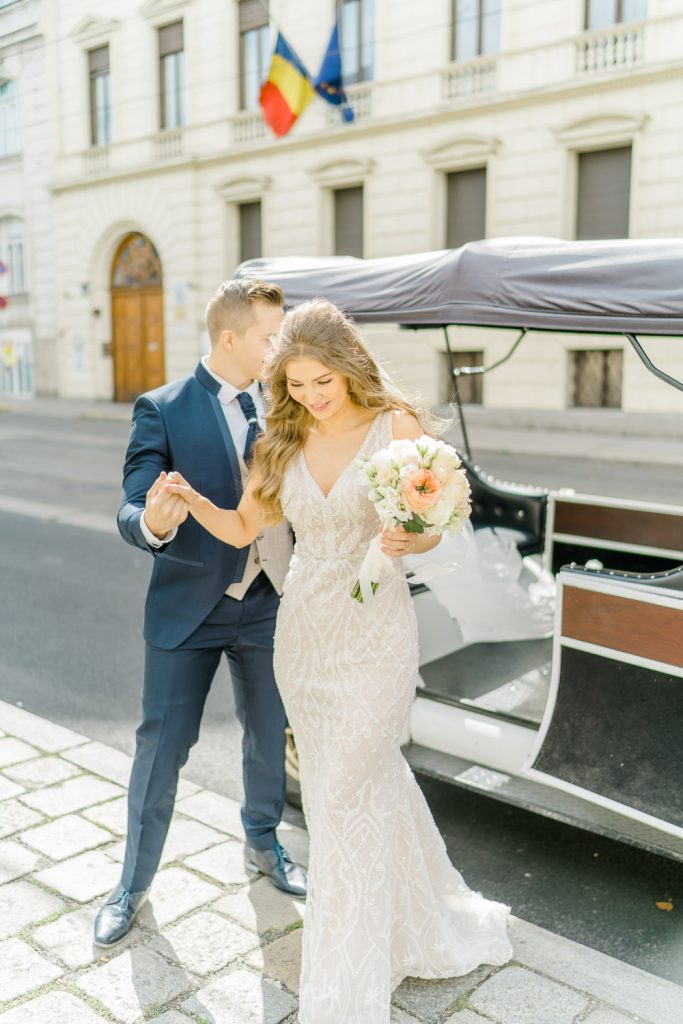 Schloss Belvedere heiraten Hochzeit Schlosshochzeit Fine-Art Hochzeit Wien elegante Hochzeit enges Brautkleid Paarfotos Brautpaarfotos
