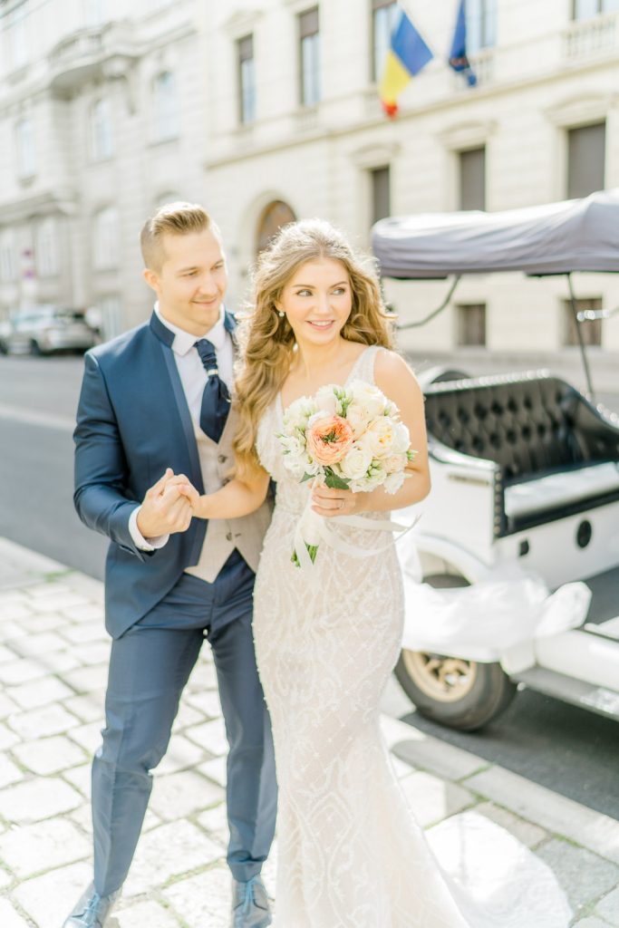 Schloss Belvedere heiraten Hochzeit Schlosshochzeit Fine-Art Hochzeit Wien elegante Hochzeit enges Brautkleid Paarfotos Brautpaarfotos