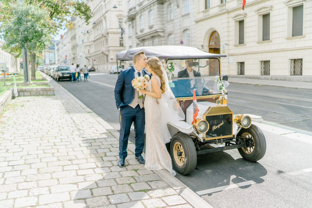 Schloss Belvedere heiraten Hochzeit Schlosshochzeit Fine-Art Hochzeit Wien elegante Hochzeit enges Brautkleid Paarfotos Brautpaarfotos