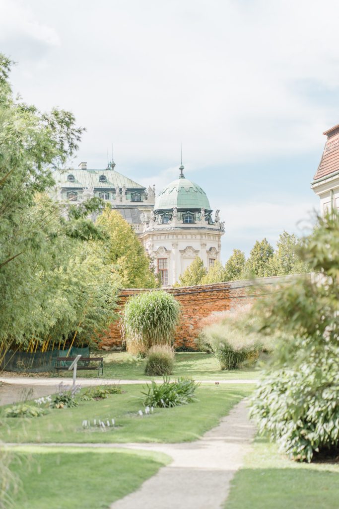 Schloss Belvedere heiraten Hochzeit Schlosshochzeit Fine-Art Hochzeit Wien elegante Hochzeit enges Brautkleid Paarfotos Brautpaarfotos