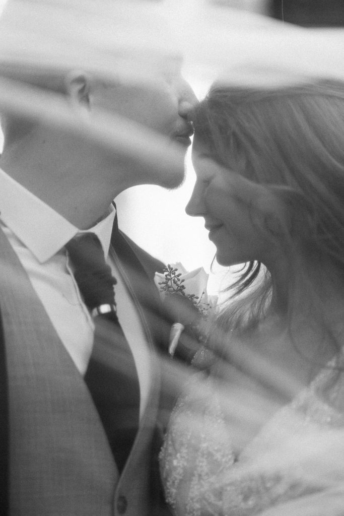 Schloss Belvedere heiraten Hochzeit Schlosshochzeit Fine-Art Hochzeit Wien elegante Hochzeit enges Brautkleid Paarfotos Brautpaarfotos