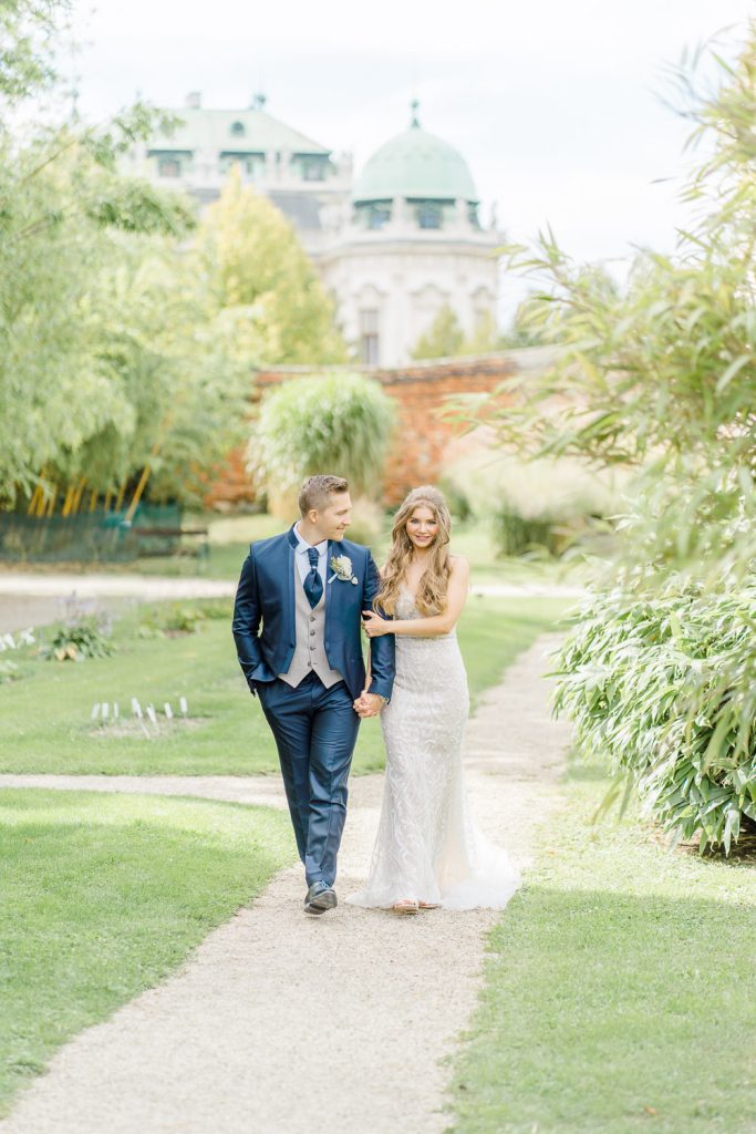 Schloss Belvedere heiraten Hochzeit Schlosshochzeit Fine-Art Hochzeit Wien elegante Hochzeit enges Brautkleid Paarfotos Brautpaarfotos