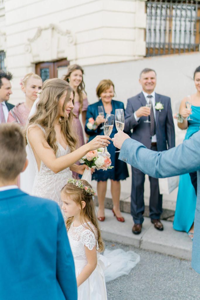 Schloss Belvedere heiraten Hochzeit Schlosshochzeit Fine-Art Hochzeit Wien elegante Hochzeit enges Brautkleid Paarfotos Brautpaarfotos