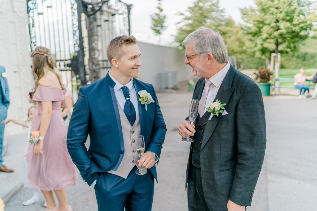 Schloss Belvedere heiraten Hochzeit Schlosshochzeit Fine-Art Hochzeit Wien elegante Hochzeit enges Brautkleid Paarfotos Brautpaarfotos