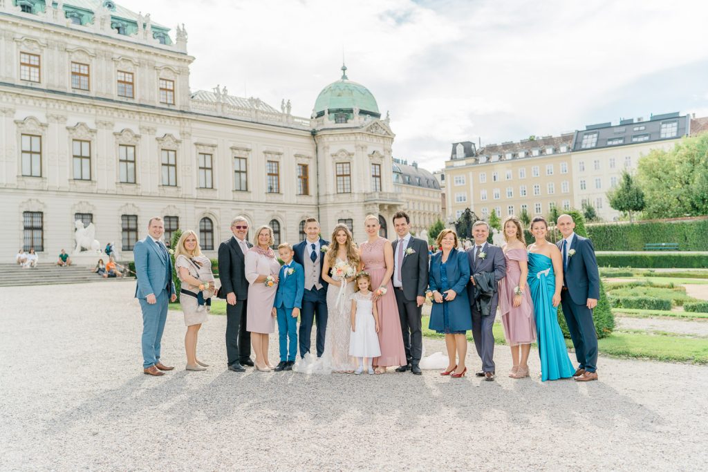 Schloss Belvedere heiraten Hochzeit Schlosshochzeit Fine-Art Hochzeit Wien elegante Hochzeit enges Brautkleid Paarfotos Brautpaarfotos