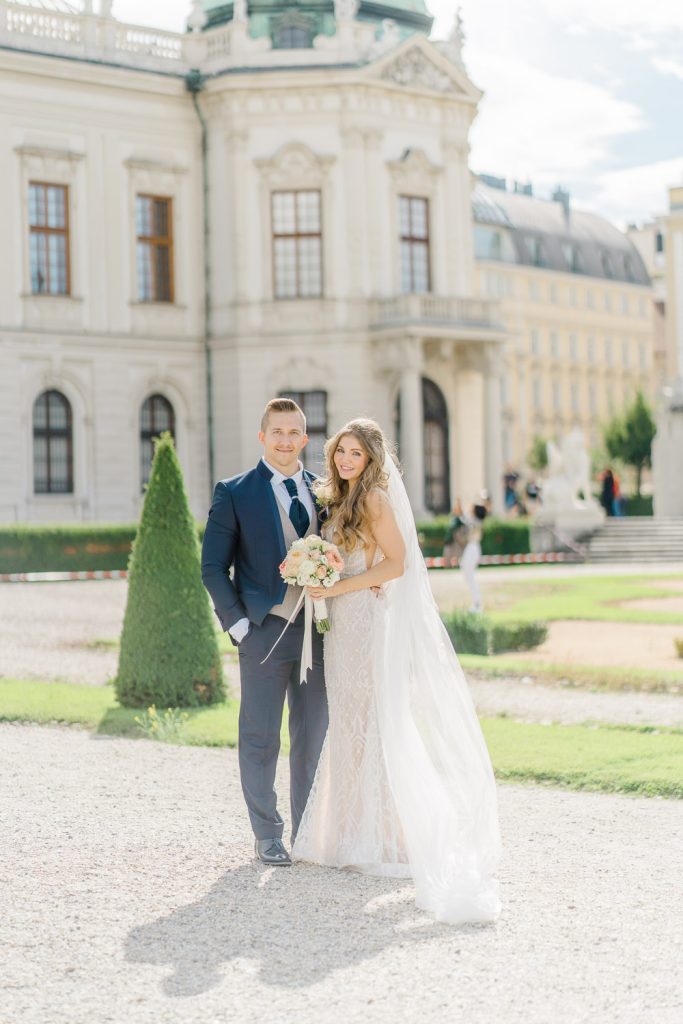 Schloss Belvedere heiraten Hochzeit Schlosshochzeit Fine-Art Hochzeit Wien elegante Hochzeit enges Brautkleid Paarfotos Brautpaarfotos
