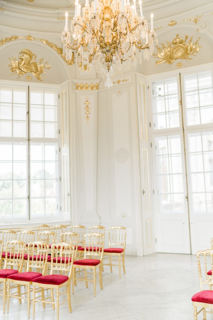 Schloss Belvedere heiraten Hochzeit Schlosshochzeit Fine-Art Hochzeit Wien elegante Hochzeit enges Brautkleid Paarfotos Brautpaarfotos