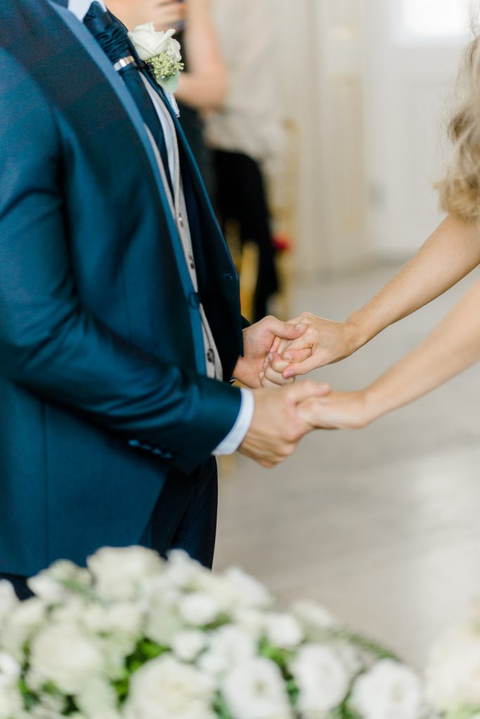 Schloss Belvedere heiraten Hochzeit Schlosshochzeit Fine-Art Hochzeit Wien elegante Hochzeit enges Brautkleid Paarfotos Brautpaarfotos