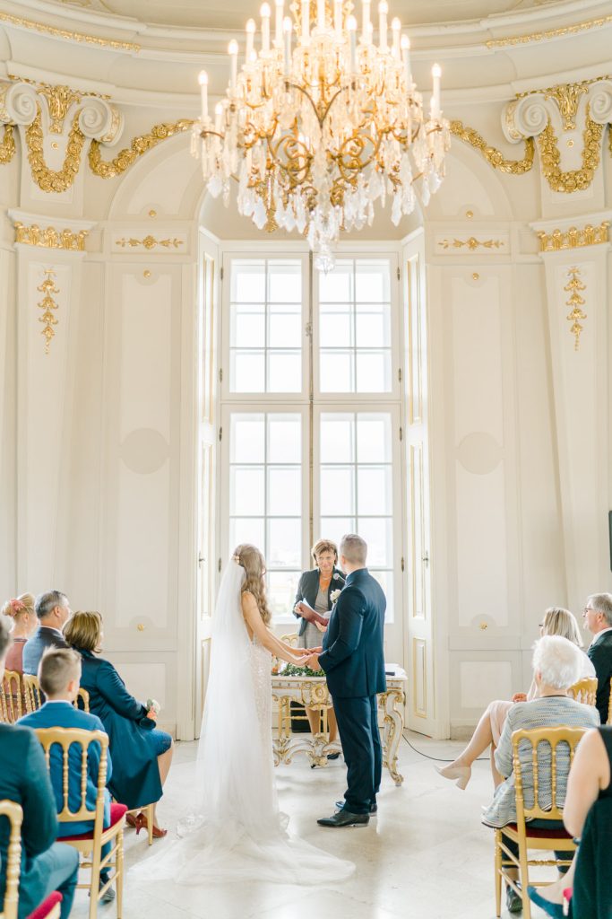 Schloss Belvedere heiraten Hochzeit Schlosshochzeit Fine-Art Hochzeit Wien elegante Hochzeit enges Brautkleid Paarfotos Brautpaarfotos