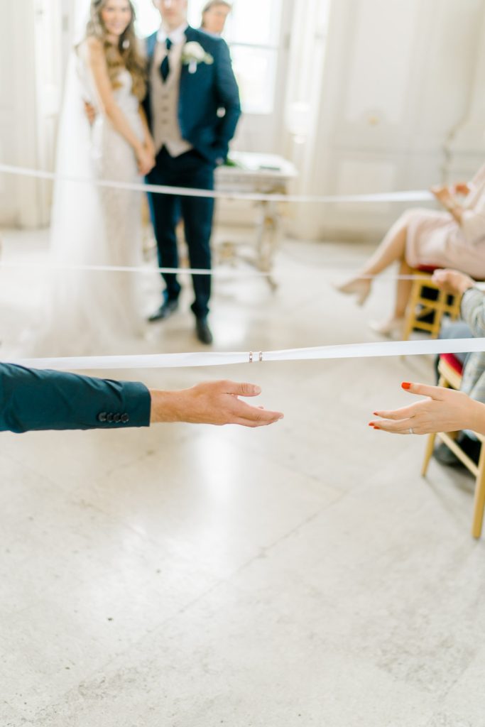 Schloss Belvedere heiraten Hochzeit Schlosshochzeit Fine-Art Hochzeit Wien elegante Hochzeit enges Brautkleid Paarfotos Brautpaarfotos