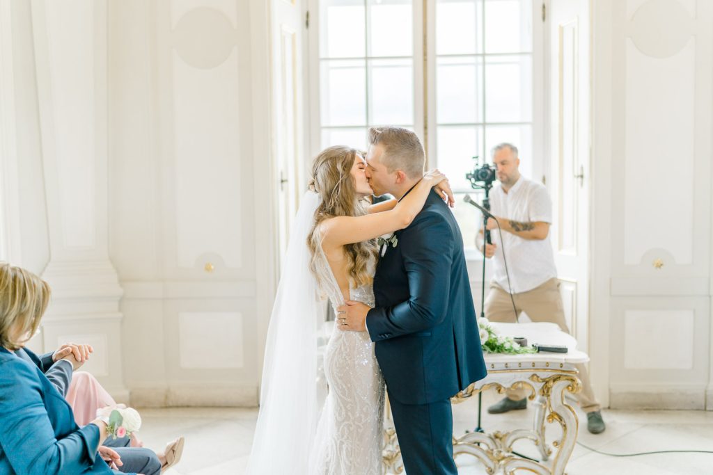 Schloss Belvedere heiraten Hochzeit Schlosshochzeit Fine-Art Hochzeit Wien elegante Hochzeit enges Brautkleid Paarfotos Brautpaarfotos