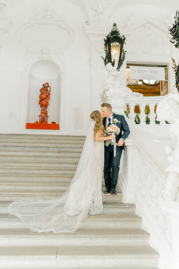Schloss Belvedere heiraten Hochzeit Schlosshochzeit Fine-Art Hochzeit Wien elegante Hochzeit enges Brautkleid Paarfotos Brautpaarfotos