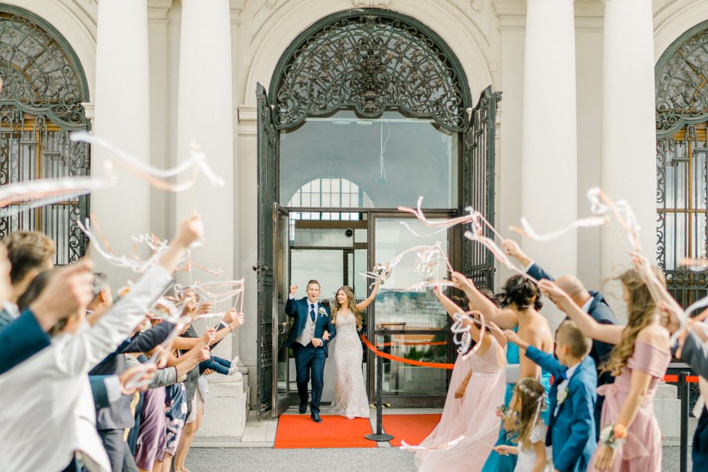 Schloss Belvedere heiraten Hochzeit Schlosshochzeit Fine-Art Hochzeit Wien elegante Hochzeit enges Brautkleid Paarfotos Brautpaarfotos