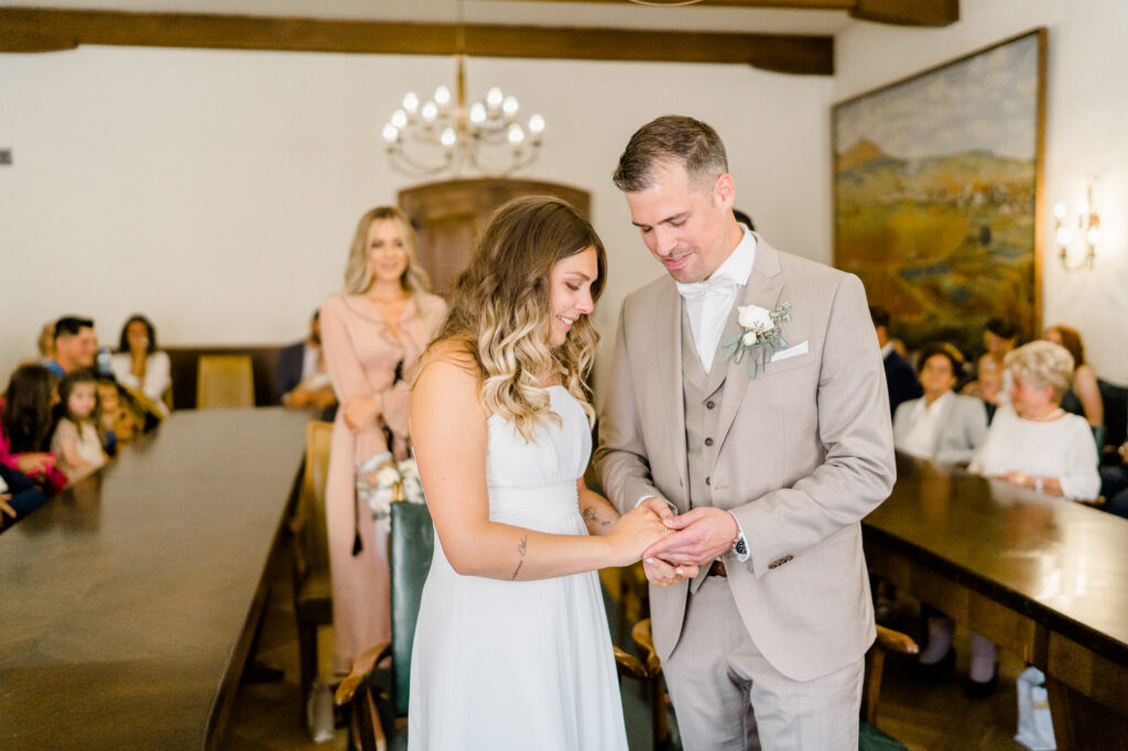 Heiraten im Rathaus Gumpoldskirchen Standesamt Fotograf standesamtliche Hochzeit schöne Standesämter Wien Umgebung und Mödling