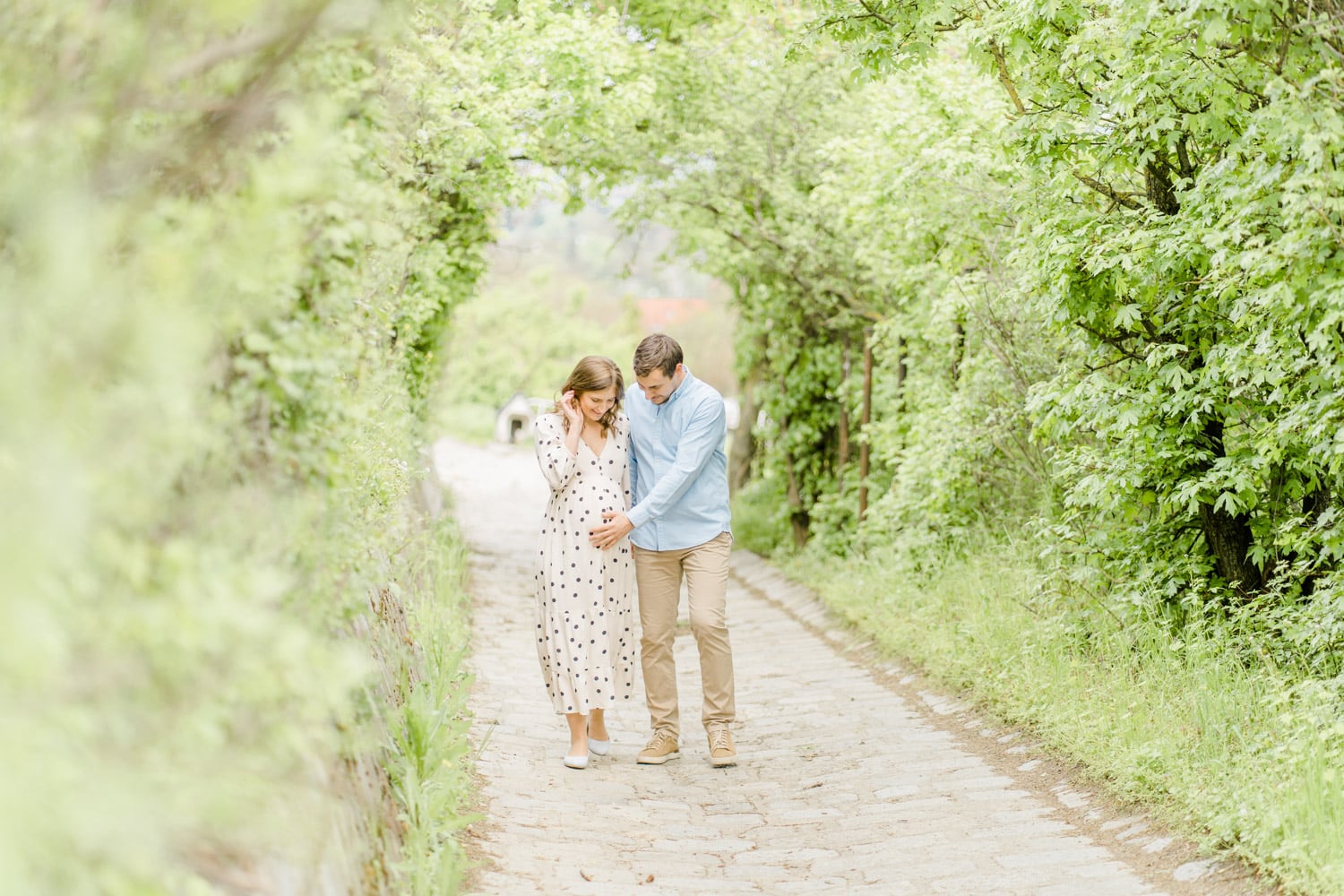 Babybauchfotos Wien in der Natur Weinberge