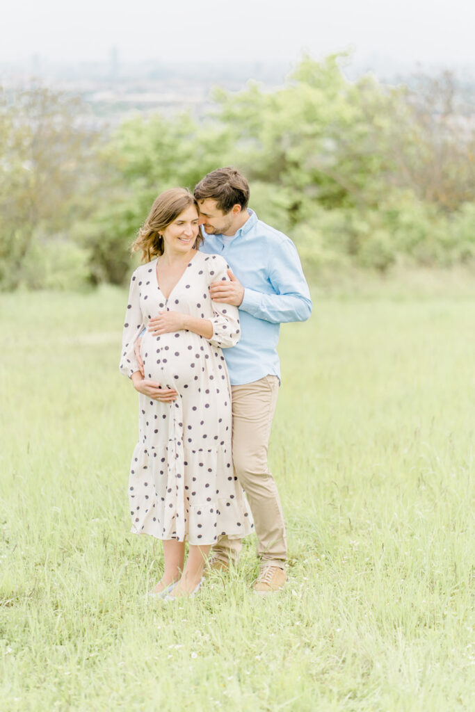 Babybauchfotos Wien in der Natur Weinberge