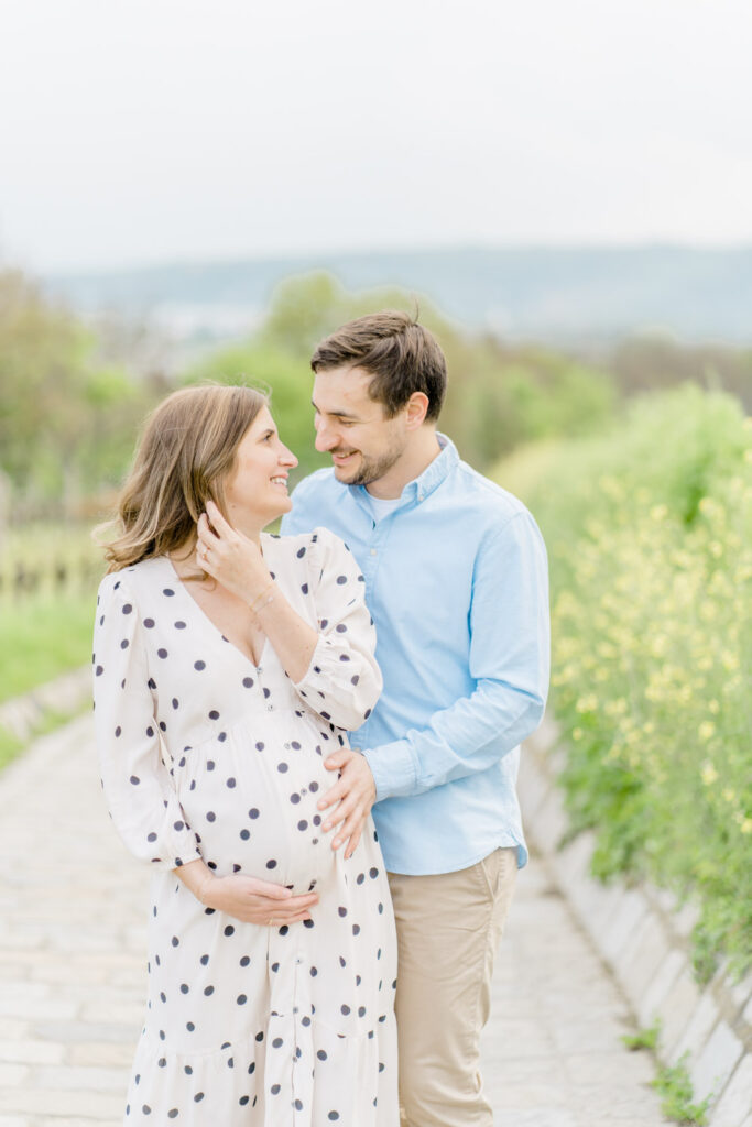 Babybauchfotos Wien in der Natur Weinberge