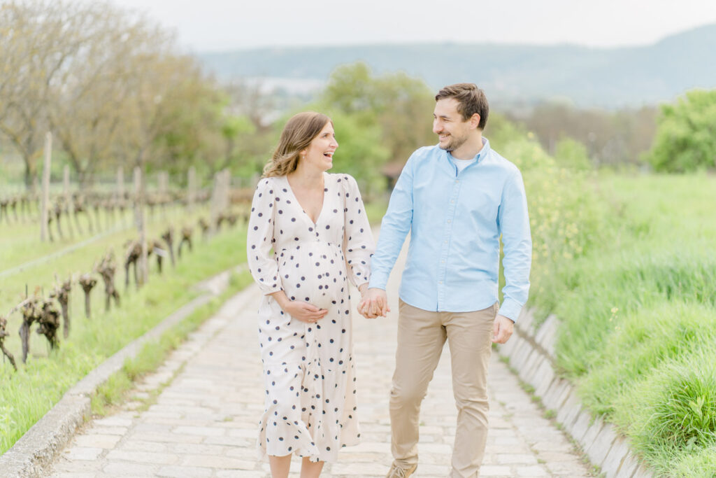 Babybauchfotos Wien in der Natur Weinberge