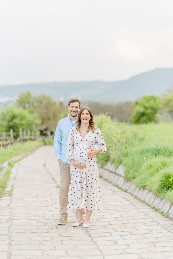 Babybauchfotos Wien in der Natur Weinberge