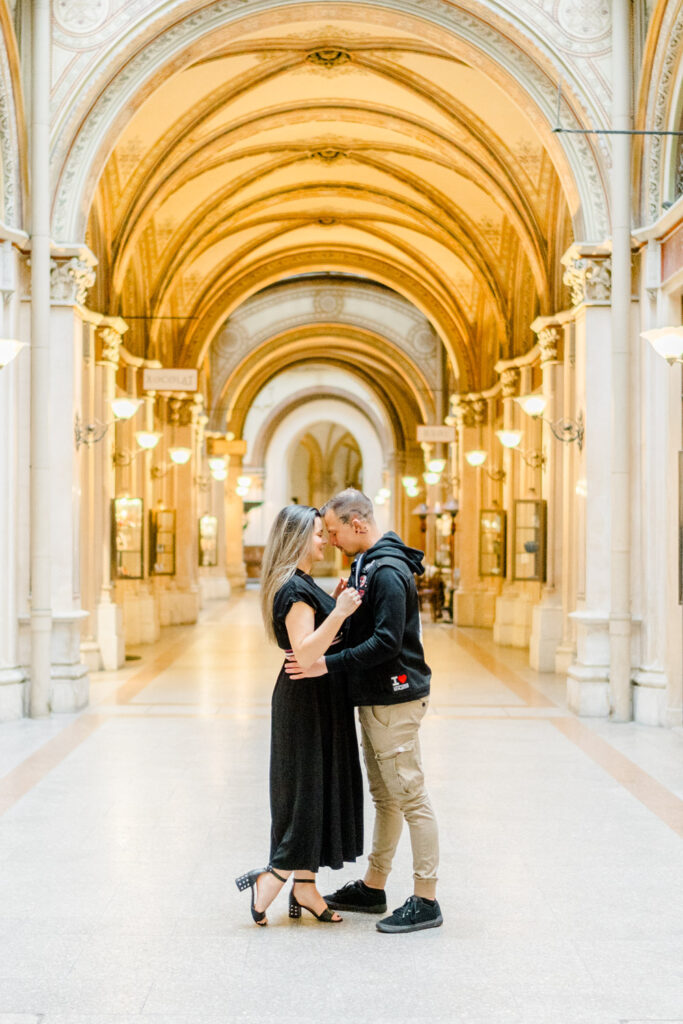 Schwangerschaftsfotos Wien Elegant Innenstadt Paarfotos Babybauchfotos