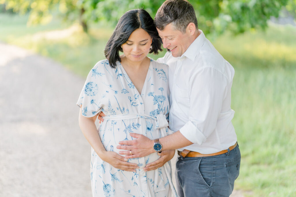 Schwangerschaftsfotos Wien im Grünen elegant