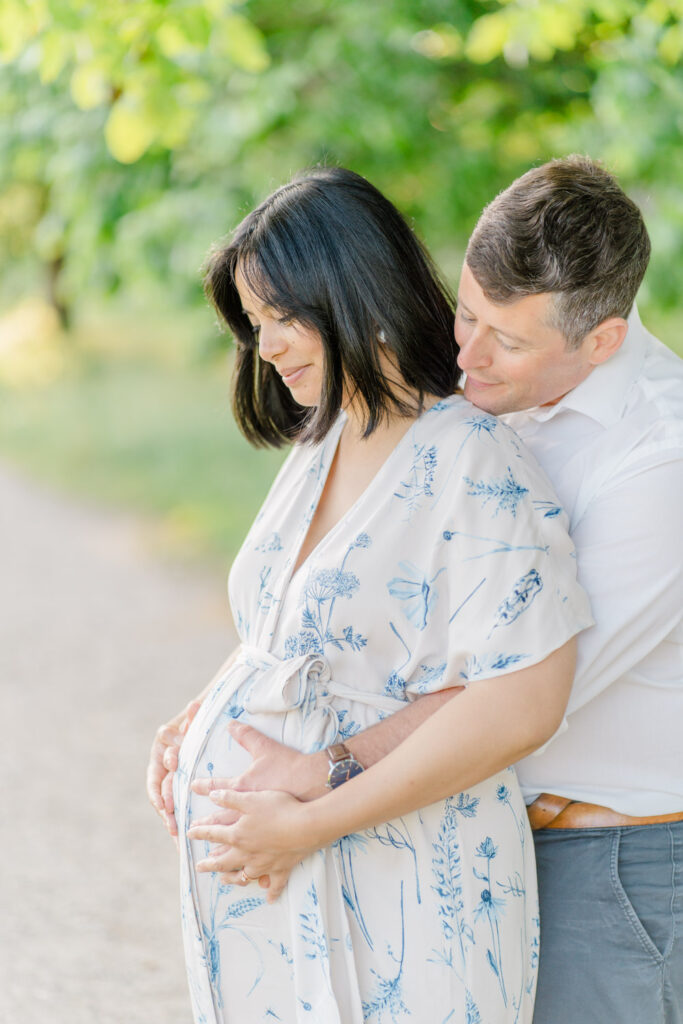 Schwangerschaftsfotos Wien im Grünen elegant