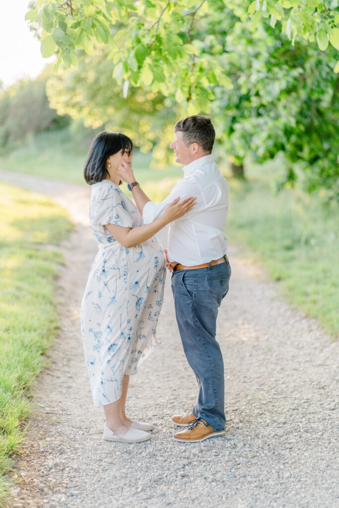 Schwangerschaftsfotos Wien im Grünen elegant