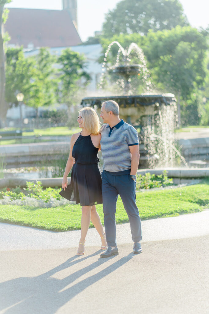 Paarfotos von einem 50+ Pärchen im Volksgarten Wien