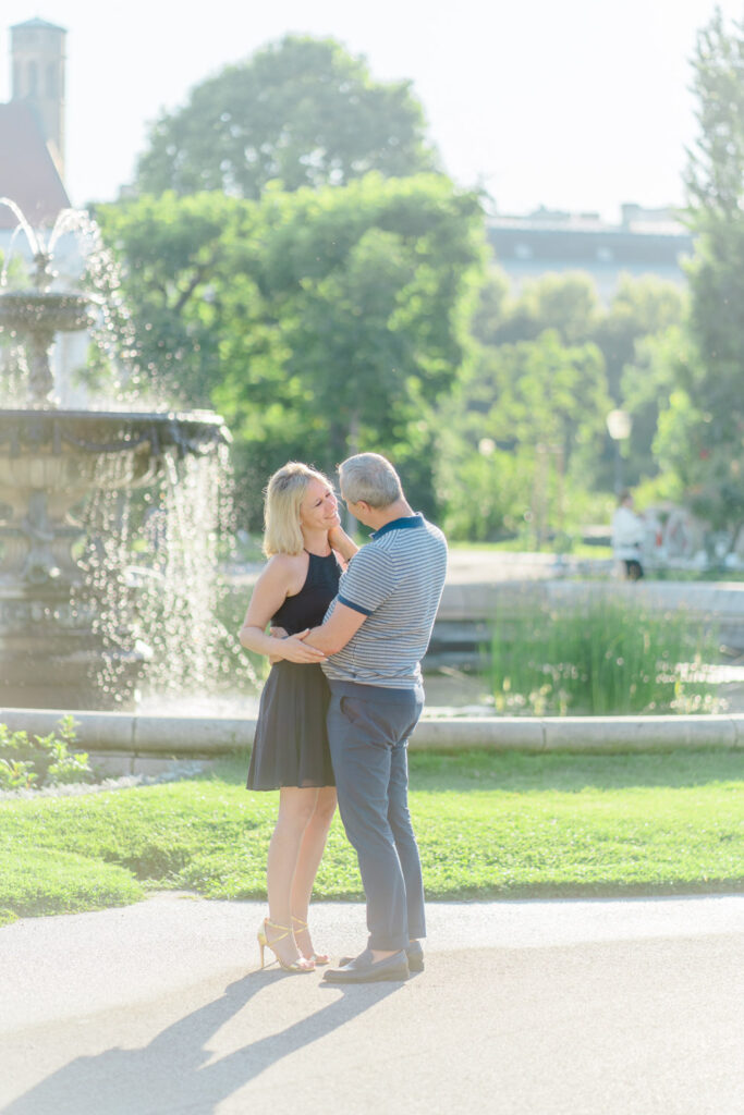Paarfotos von einem 50+ Pärchen im Volksgarten Wien