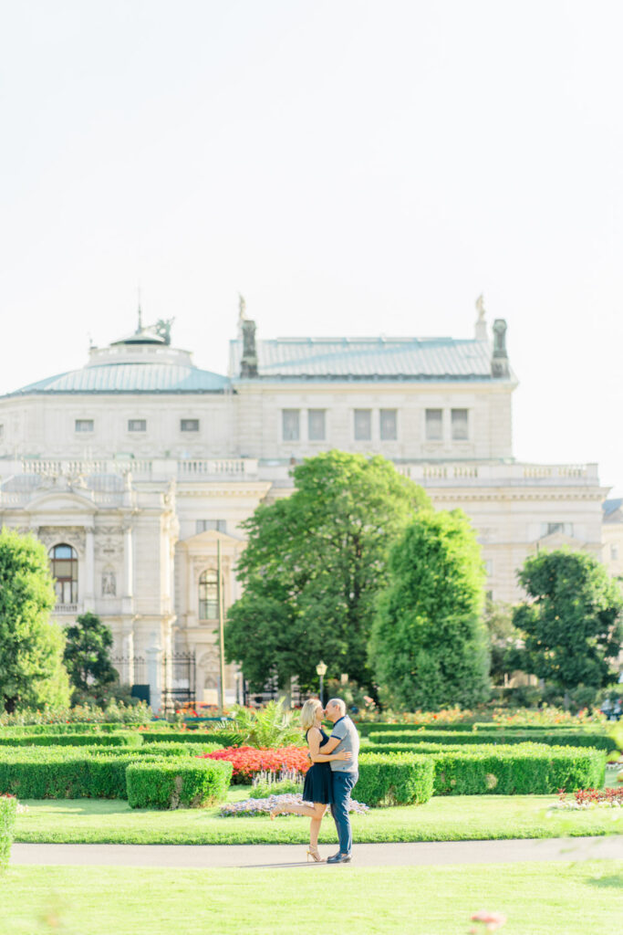 Paarfotos von einem 50+ Pärchen im Volksgarten Wien