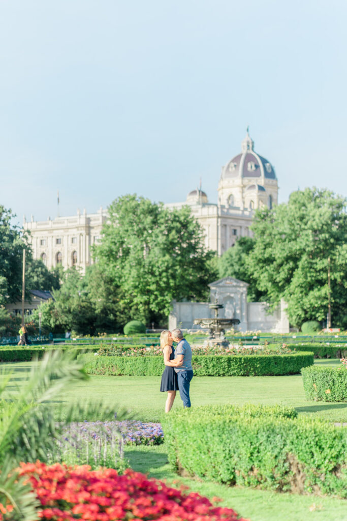 Paarfotos von einem 50+ Pärchen im Volksgarten Wien