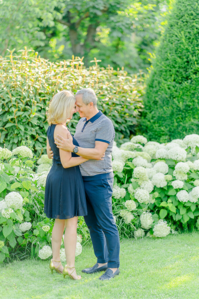 Paarfotos von einem 50+ Pärchen im Volksgarten Wien