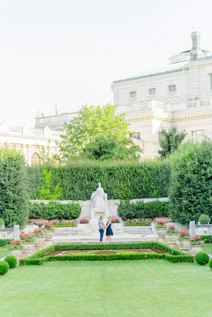Paarfotos von einem 50+ Pärchen im Volksgarten Wien
