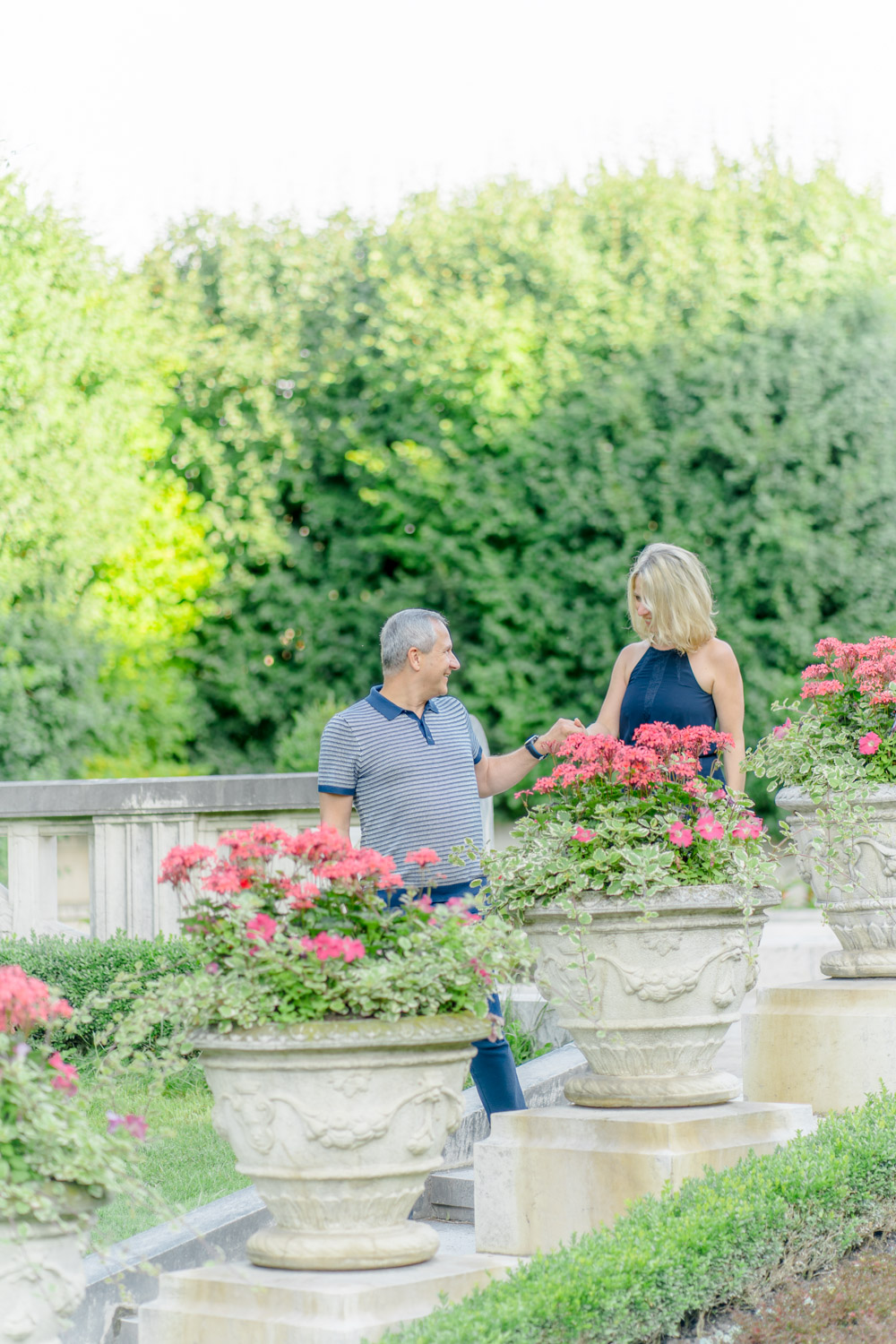 Paarfotos von einem 50+ Pärchen im Volksgarten Wien