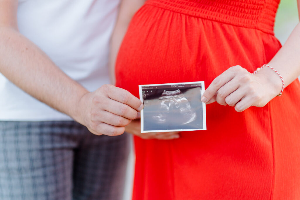 Babybauchfotos, Schwangerschaftsfotos, Schwangerschaftsshooting, Wien Fotografin, Ultraschallbild, Posen Schwanger, Schwanger Fotos